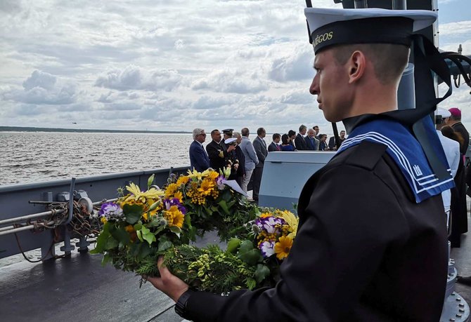 Karinių jūrų pajėgų nuotr./Į Baltijos jūrą nuleisti vainikai žuvusiems atminti