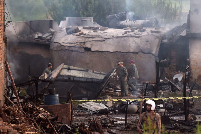 AFP/„Scanpix“ nuotr./Pakistane nukrito karinis lėktuvas