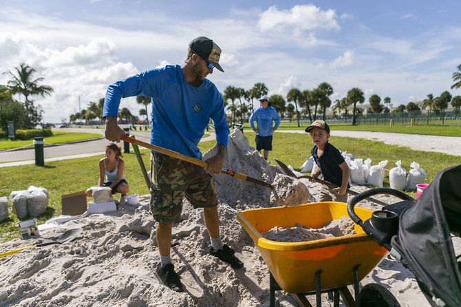 „Scanpix“/AP nuotr./Bahamų ir Floridos valstijos gyventojai ruošiasi artėjančiam uraganui Dorian