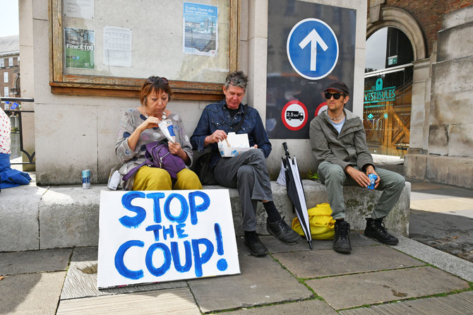 „Reuters“/„Scanpix“ nuotr./Didžiosios Britanijos gatves užplūdo protestuotojai