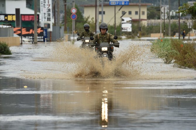 AFP/„Scanpix“ nuotr./Japonijoje prasiautė galingas taifūnas Hagibis