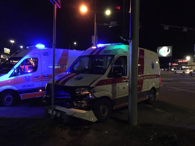 Žygimanto Gedvilos / 15min nuotr./„Mercedes“ susidūrė su greitosios pagalbos automobiliu.