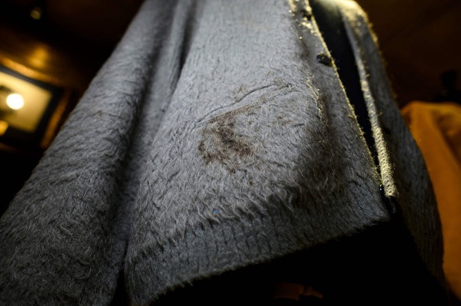 AFP/„Scanpix“ nuotr./Cigaretės pradegintas Kurto Cobaino megztinis