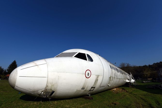 „Scanpix“ nuotr./Kroatas savo namo kieme pasistatė keleivinį lėktuvą