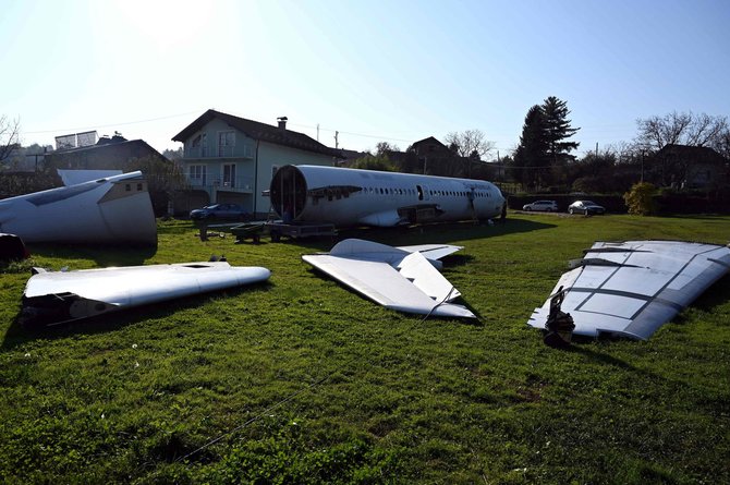 „Scanpix“ nuotr./Kroatas savo namo kieme pasistatė keleivinį lėktuvą