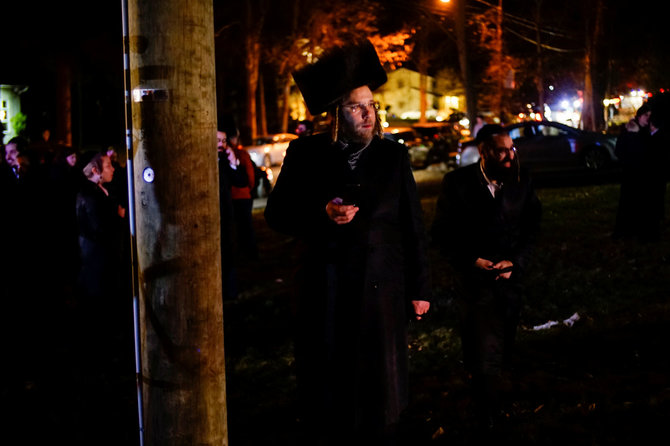 „Reuters“/„Scanpix“ nuotr./Niujorke rabino name subadyti žmonės