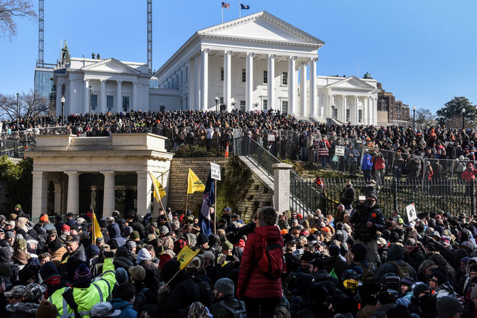 „Reuters“/„Scanpix“ nuotr./Virdžinijos sostinėje į mitingą renkasi tūkstančiai teisės į ginklus gynėjų