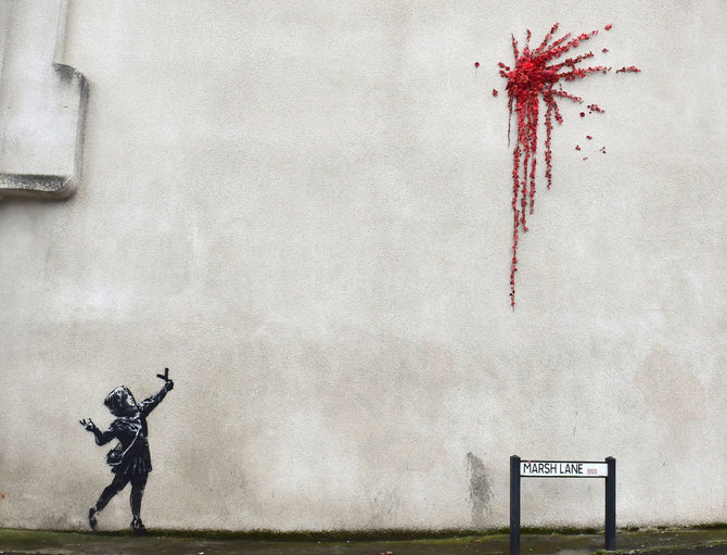 „Reuters“/„Scanpix“ nuotr./Banksy kūrinys ant pastato Vakarų Anglijoje