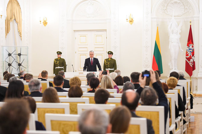 Prezidentūros/R.Dačkaus nuotr./Prezidentas įteikė Valstybės apdovanojimus