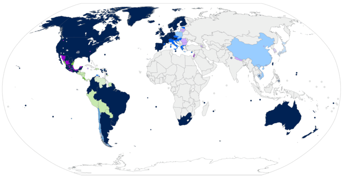 wikimedia.org/Pasaulio žemėlapis, kuriame šalys pažymėtos skirtingomis spalvomis pagal LGBTQ+ porų teisių apsaugą gyvenant šeimyninį gyvenimą. 