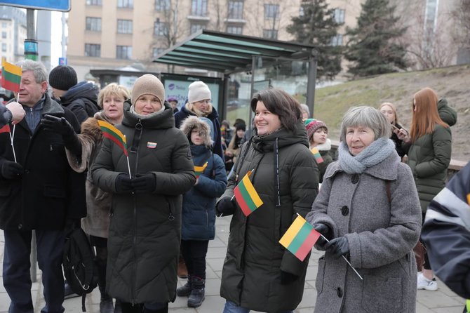 „Susisiekimo paslaugos“ nuotr./Kontrolieriai dalijo Lietuvos vėliavėles