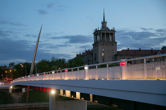 Sauliaus Žiūros nuotr./Sakartvelo Nepriklausomybės proga apšviesti Vilniaus tiltai