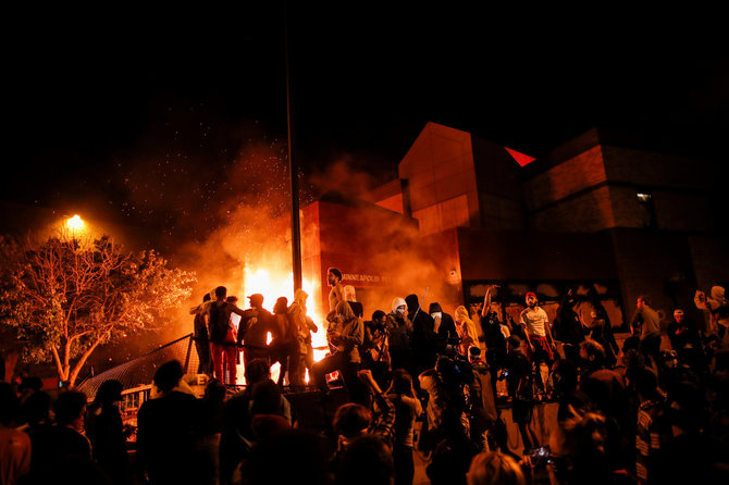 „Reuters“/„Scanpix“ nuotr./Mineapolyje padegta policijos nuovada