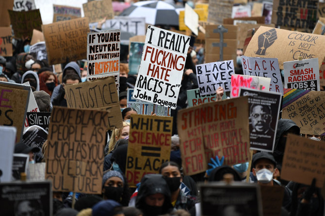 AFP/„Scanpix“ nuotr./Protestai Londone dėl G.Floydo nužudymo