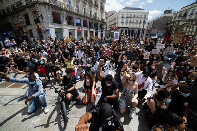 „Scanpix“/AP nuotr./Protestai Ispanijoje dėl G.Floydo nužudymo