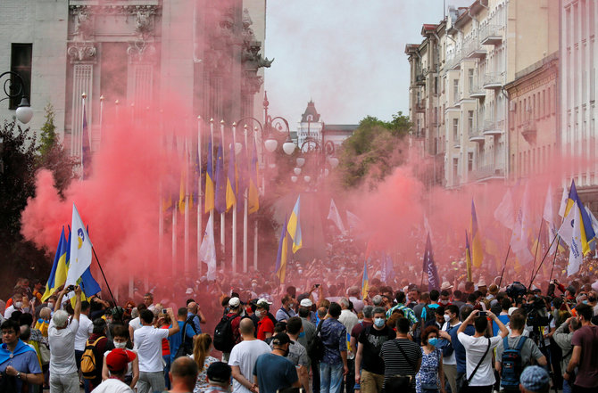 „Reuters“/„Scanpix“ nuotr./Protestuotojai palaiko Petro Porošenka