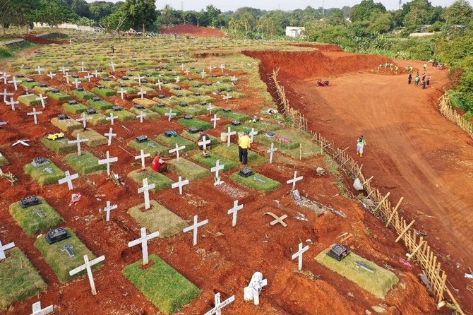 AFP/„Scanpix“ nuotr./Kapinės mirusiems nuo koronaviruso Džakartoje
