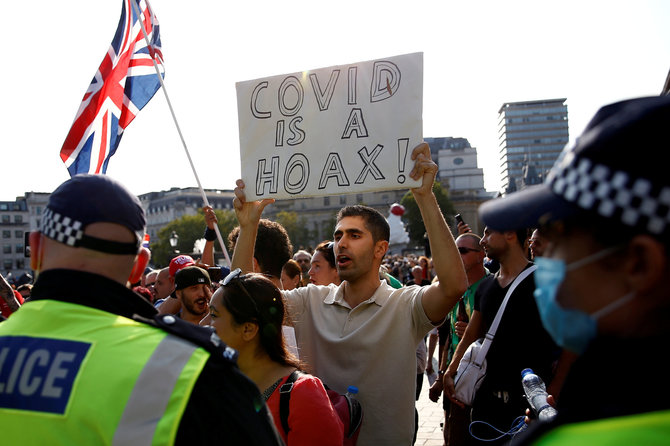 „Reuters“/„Scanpix“ nuotr./Protestas prieš koronavirusą Londone