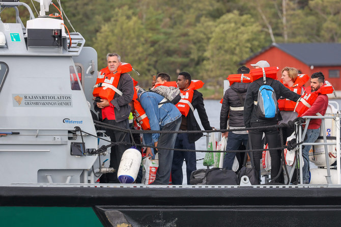 „Reuters“/„Scanpix“ nuotr./Iš laivo „Viking Amorella“ evakuojami žmonės
