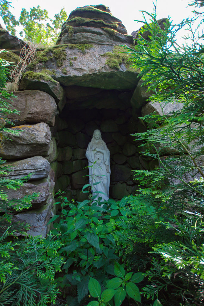 Gyčio Juodėno fotografija/Akmeninė grota ir Švč.Mergelės Marijos skulptūra Pienionių dvare