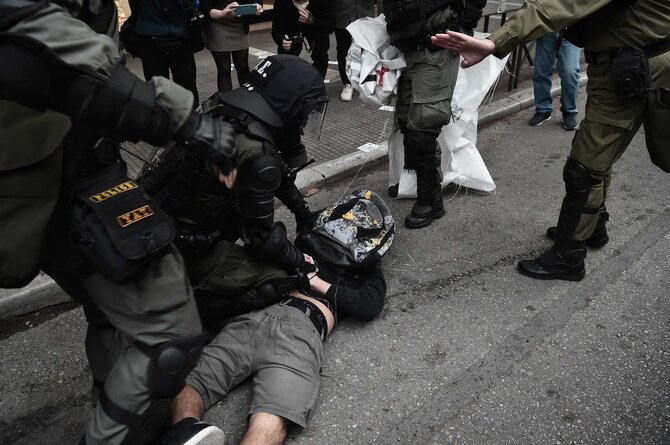 AFP/„Scanpix“ nuotr./Graikijoje protestuotojai susirėmė su policija