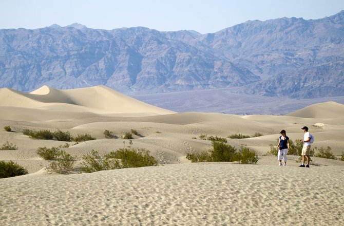 „Reuters“/„Scanpix“ nuotr./Turistai vaikšto po Mirties slėnį Kalifornijoje