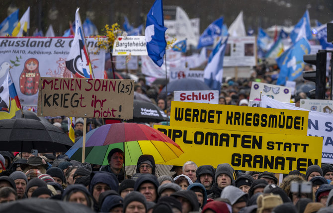 „Scanpix“/„Picture-Alliance“ nuotr./Protestuotojai Vokietijos sostinėje šeštadienį reikalavo taikos Ukrainoje