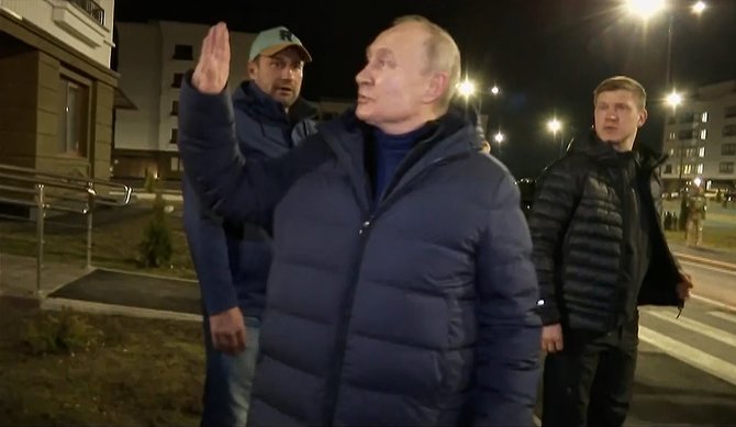 „Scanpix“/AP nuotr./Vladimiras Putinas apsilankė Rusijos okupuotame Mariupolyje
