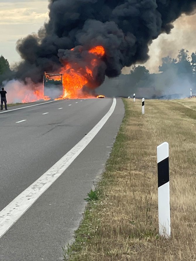 15min skaitytojo nuotr./A2 kelyje degė žvakių krovinį vežusi priekaba