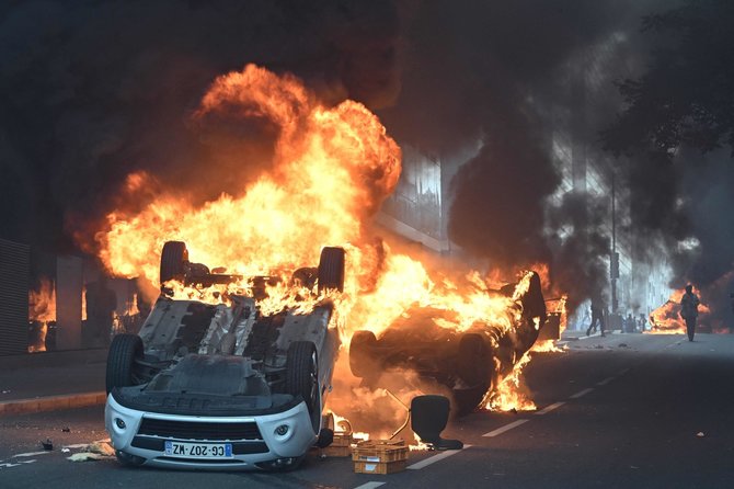 AFP/„Scanpix“ nuotr./Prancūzijoje nerimsta protestai dėl policijos nušauto paauglio