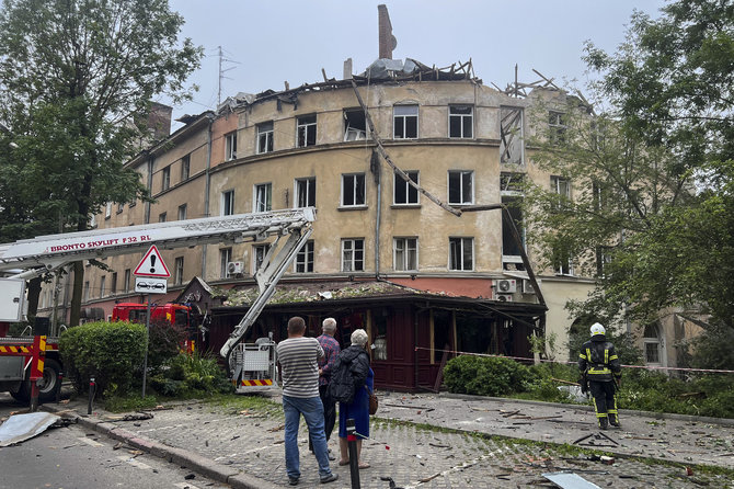 „Reuters“/„Scanpix“ nuotr./Rusijos raketų atakos padariniai Lvive