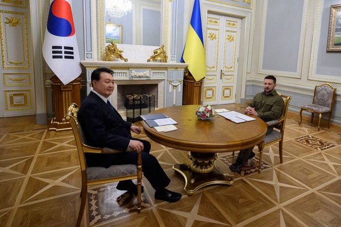 AFP/„Scanpix“ nuotr./Volodymyras Zelenskis susitiko su Pietų Korėjos prezident Yoon Suk-yeolu