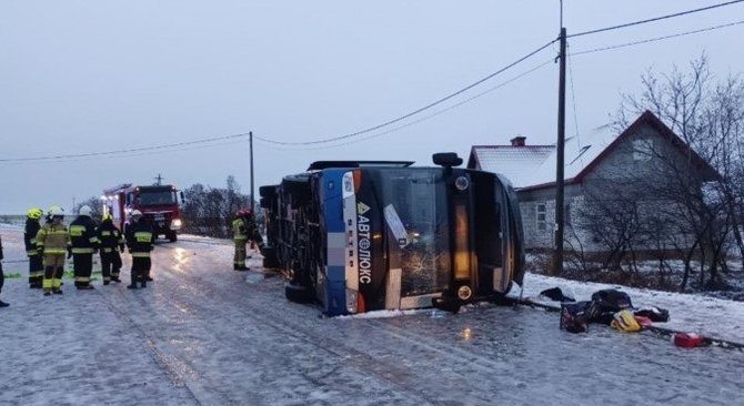 Lenkijos policijos nuotr./Lenkijoje apvirto ukrainiečius vežęs autobusas