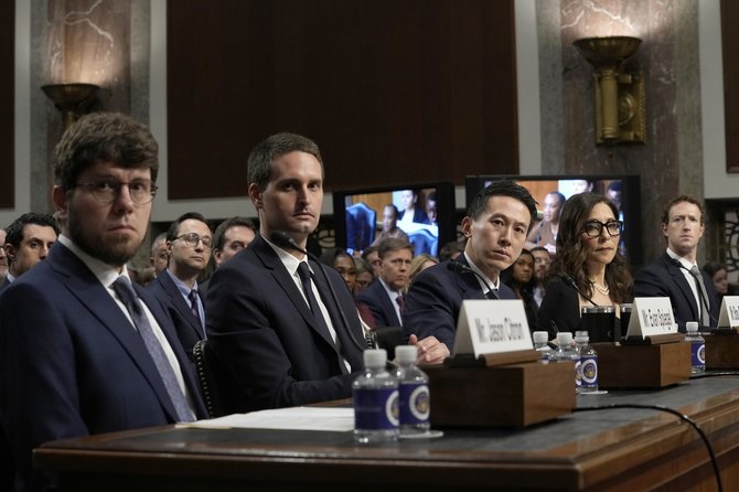 „Scanpix“/AP nuotr./(Iš kairės) „Discord“ vadovas Jasonas Citronas, „Snap“ vadovas Evanas Spiegelis, „TikTok“ vadovas Shou Zi Chew, X vadovė Linda Yaccarino, ir „Meta"vadovas Markas Zuckerbergas