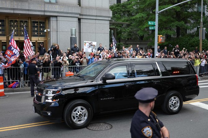 AFP/„Scanpix“ nuotr./Donaldas Trumpas išvyksta iš teismo rūmų