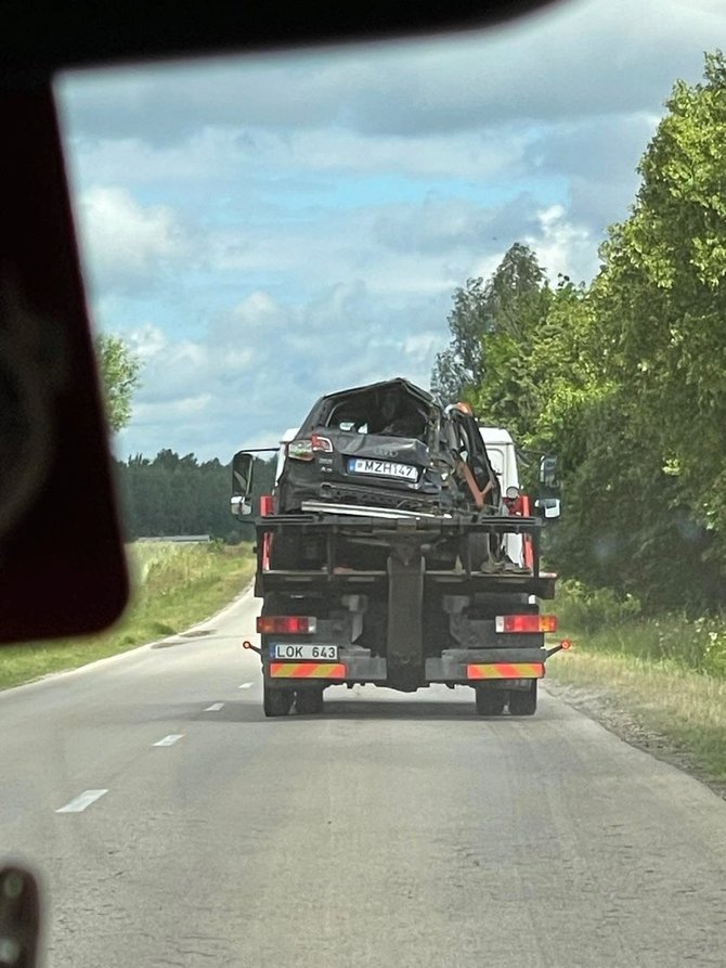 15min skaitytojos N.Balsytės nuotr./Tragedija pasibaigusi avarija Klaipėdos rajone, Veiviržėnų miestelyje