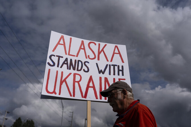 „Scanpix“/AP nuotr./Aliaskoje prieš Trumpo ir Putino susitikimą renkasi protestuotojai