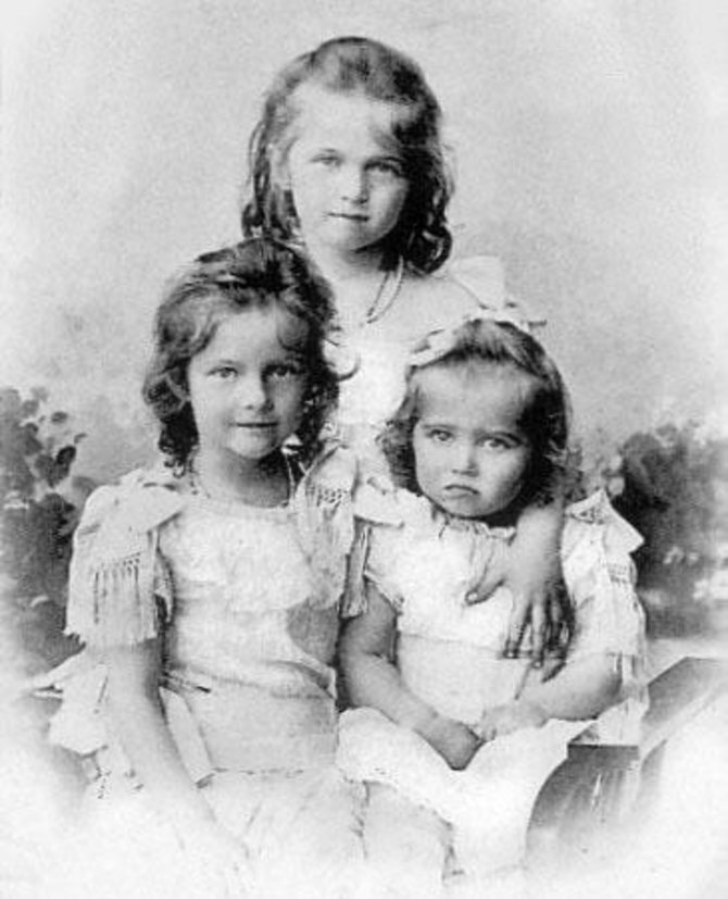 wikimedia.org nuotr./Romanovų dinastijos Rusijos caro Nikolajaus II dukros Olga, Tatjana ir Marija 1901 metais