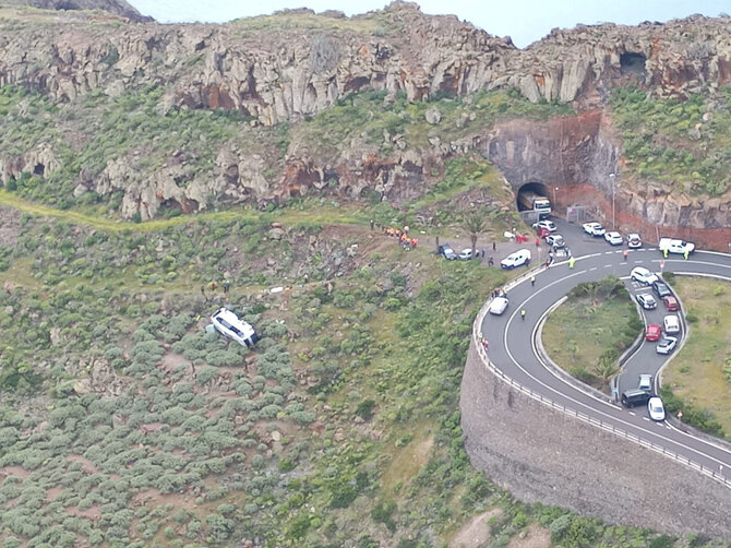 „Reuters“/„Scanpix“ nuotr./Autobusas nulėkė nuo šlaito La Gomera saloje