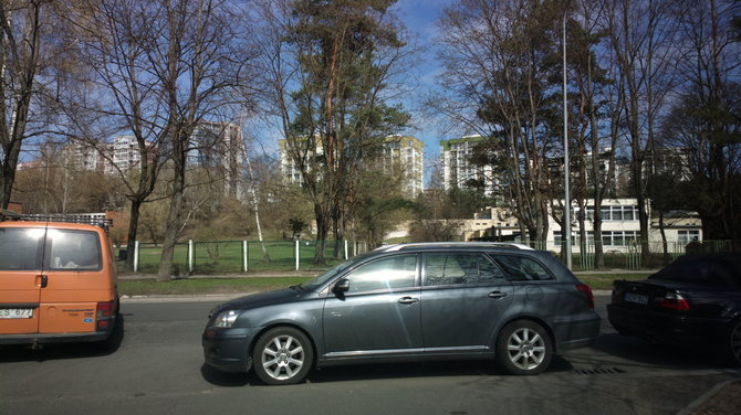 Ikrauk.lt skaitytojo nuotr./Vilniuje, Žirmūnuose, Minties gatvės pradžioje esančių daugiabučių gyventojai jau seniai pastebėjo, kad šis „Toyota Avensis“ vairuotojas, vakarais neradęs aikštelėje vietos, pamėgo užstatyti išvažiavimą iš kiemų.