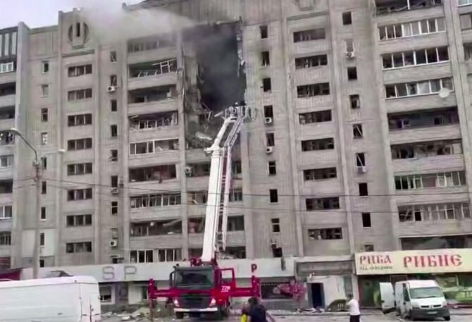 Kadras iš vaizdo įrašo/Charkive apšaudytas daugiabutis