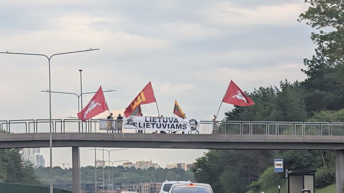 15min skaitytojo nuotr./Vilniaus gyventojus nustebino ant Lazdynų tilto iškabinti plakatai