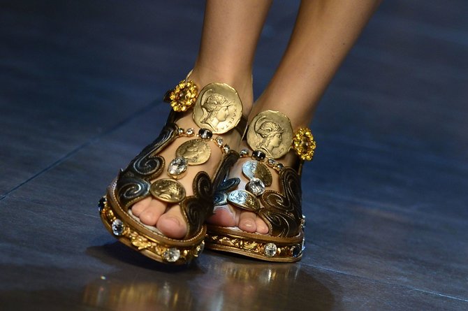 AFP/„Scanpix“ nuotr./Gremėzdiškos basutės – „Dolce and Gabbana“ kolekcija
