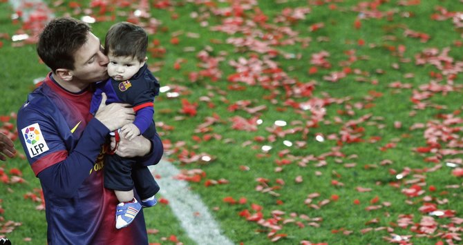 „Reuters“/„Scanpix“ nuotr./Lionelis Messi su sūnumi Thiago
