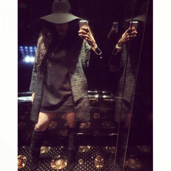 „Scanpix“ nuotr./Ciara savo „Instagram“ paskyroje demonstruoja laisvos suknelės, milžiniškos skrybėlės ir ilgaaulių derinį.
