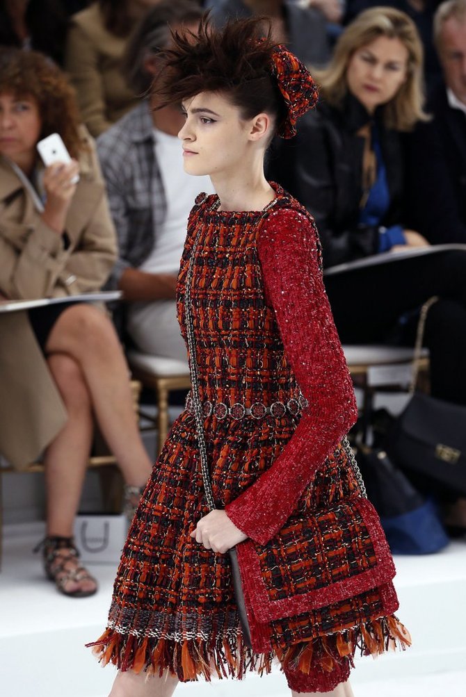 „Scanpix“ nuotr./„Chanel“ 2014-2015 žiemos kolekcijos modelis. Aukštosios mados savaitė Paryžiuje.