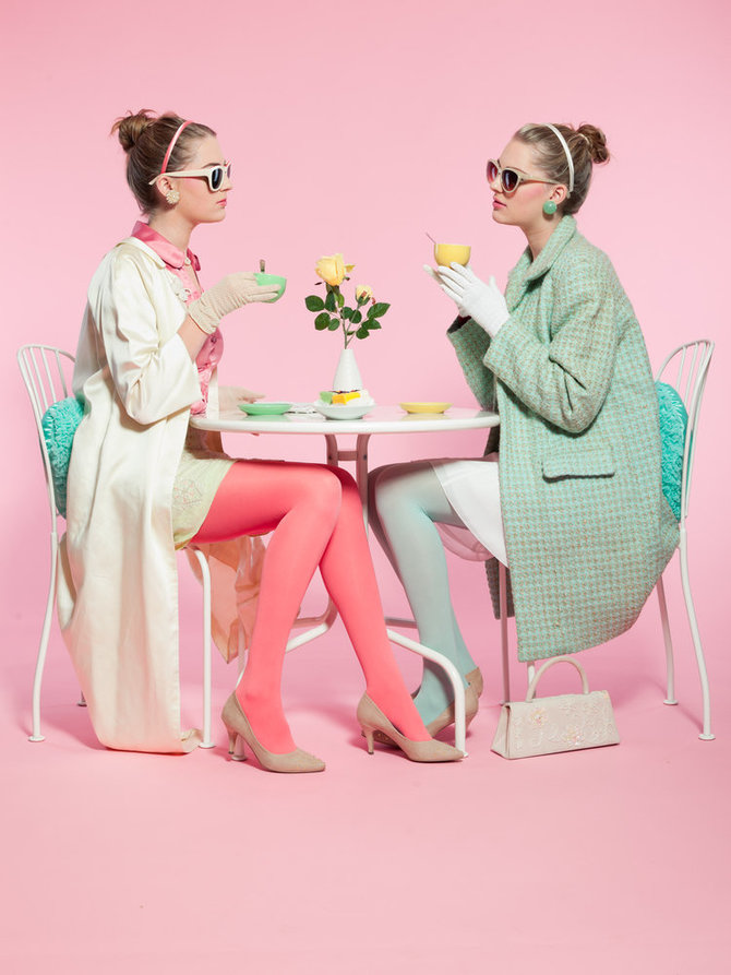 „Shutterstock“ nuotr./Dvi merginos pasteliniais retro stiliaus drabužiais.