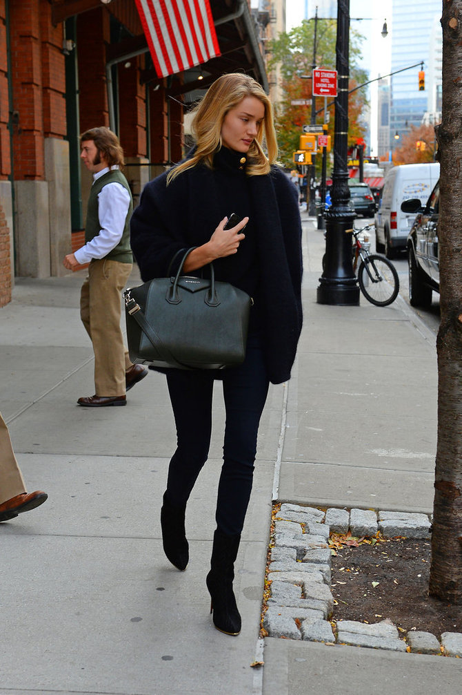„Buzz Foto/Scanpix“ nuotr./Modeis Rosie Huttington-Whiteley Niujorko gatvėje, nešina „Givenchy“ rankine.