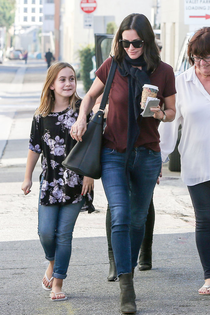 „Xposure/Scanpix“ nuotr./Serialo „Draugai“ aktorė Courteney Cox su dukra. 