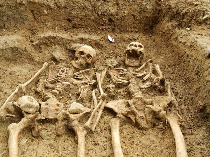 „Scanpix“/AP nuotr./Lesterio universiteto (Didžioji Britanija) archeologai čia pat esančioje St. Morrell koplyčioje aptiko rankomis susikibusius skeletus.